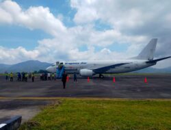 Hadirnya Pesawat Boeing 737-300 Trigana Air Di Bandar Udara Rembele