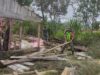 Bergerak Bersama Rakyat, Babinsa Gotong Royong Membongkar Rumah Warga Binaan