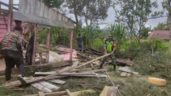 Bergerak Bersama Rakyat, Babinsa Gotong Royong Membongkar Rumah Warga Binaan