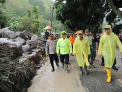 Kapolda Sumut Salurkan Bantuan dan Pastikan Pencarian Korban Longsor di Kabupaten Humbahas