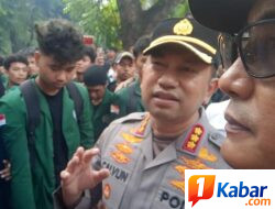 Demonstrasi Aliansi Mahasiswa di Depan Gedung DPRD Provinsi Sumut Memanas, Kapolrestabes Medan Turun Tangan Redam Massa : “Saya Berdiri di Sini untuk Kalian”