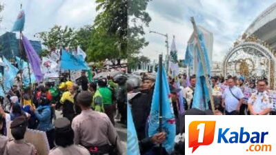 Ratusan Massa Ojol Demo di Depan Kantor Gubernur Sumut, Dorong Realisasi Potongan Aplikator 8%