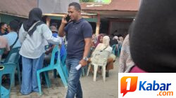 Calon Geuchik Nomor Urut 2 Tualang Teungoh Turun Langsung ke Kantor Pos, Dampingi Warga Cairkan Bantuan Pemerintah
