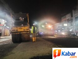 Gerak Cepat Dinas PUPR Kota Langsa, Hingga Malam Hari Bekerja Perbaiki Ruas Jalan Ruas Berlubang,