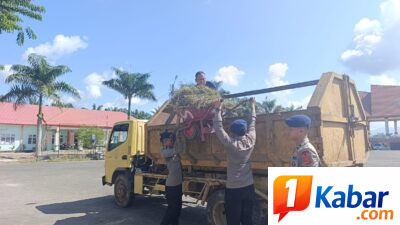 Pantauan Wartawan di Lapangan: Brimob Aceh Bersama Pemko Subulussalam Turun Langsung Bersihkan Lapangan Sada Kata