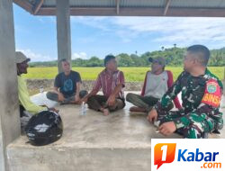 Babinsa Koramil 11/Bandar Baru Ajak Warga Sagoe Langien Jaga Kebersihan Lingkungan Lewat Komsos