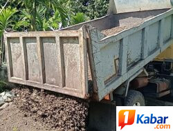 Tak Kenal Lelah, Satgas TMMD 129 Dorong Material Pasir untuk Percepat Pembangunan MCK Dayah