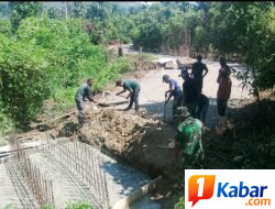 Gotong Royong Tak Kenal Terik, Satgas TMMD Kodim 0102/Pidie Kebut Pembangunan Box Culvert Jalan Pertanian
