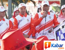 Lom Lom Suwondo Lepas Gerak Jalan Beregu Semarak HUT ke-81 Kemerdekaan RI