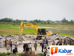 Pemkab Deli Serdang Robohkan Bangunan Liar Tidak Miliki PBG di Kawasan LSD Bantaran Sungai Ular Desa Karang Anyar