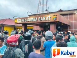 Personel Kodim 1613/Sumba Barat Turun Bantu Polres Sumba Barat Redam Ketegangan Massa