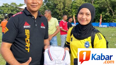 Aiyub NSS Grong-Grong Berbagi Kaos untuk Wasit Perempuan di Grand Final PSG Cup ke-30
