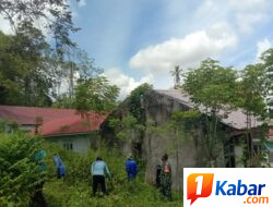 Babinsa Koramil 11/Bandar Baru Bersama Warga Gotong Royong Bersihkan Lingkungan Desa Paru Cot