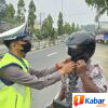 Peduli Kesehatan Masyarakat, Satlantas Polres Subulussalam Bagikan Masker di Tengah Kabut Asap