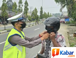 Peduli Kesehatan Masyarakat, Satlantas Polres Subulussalam Bagikan Masker di Tengah Kabut Asap