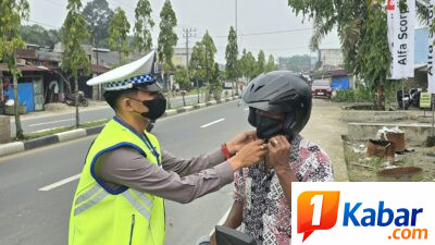 Peduli Kesehatan Masyarakat, Satlantas Polres Subulussalam Bagikan Masker di Tengah Kabut Asap