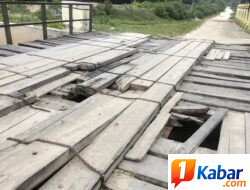Baru Direkontruksi Jembatan Kayu di Gampong Meurandeh Sudah Rusak Dan Bolong,Warga Takut Melintas,
