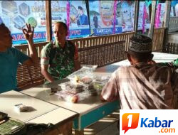 Babinsa Koramil 11/Bandar Baru Perkuat Keamanan Desa Melalui Komsos di Udeung
