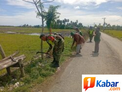 Babinsa Koramil 11/Bandar Baru Gelar Karya Bakti, Bersihkan Jalan Pinggiran Sawah dan Saluran Air di Pulo Pueb