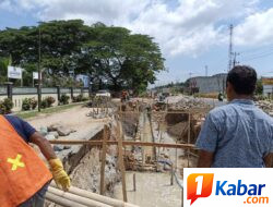 Diduga Tak Penuhi Standar K3, Proyek Drainase di Depan Mapolres Serdang Bedagai Dinilai Bahayakan Pekerja