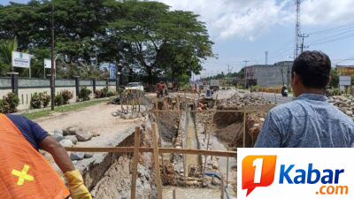 Diduga Tak Penuhi Standar K3, Proyek Drainase di Depan Mapolres Serdang Bedagai Dinilai Bahayakan Pekerja