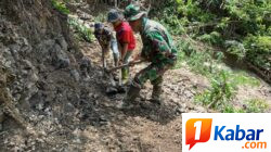 Bantu Akses Warga, Bati Tuud Koramil Silih Nara Pimpin Gotong Royong Pembukaan Jalan Perkebunan