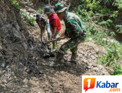 Bantu Akses Warga, Bati Tuud Koramil Silih Nara Pimpin Gotong Royong Pembukaan Jalan Perkebunan