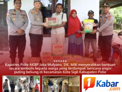 ‎Kapolres Pidie Serahkan Bantuan kepada Korban Puting Beliung di Kota Sigli   ‎