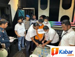 Pra Rekontruksi di THM Phantom KTV Jual Narkoba, Polrestabes Medan Temukan Miras Berpita Cukai Palsu