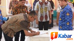 Sekda Pidie Kukuhkan Komitmen ASN melalui Penyerahan SK dan Sumpah PNS