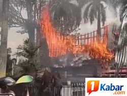 Rumah Adat Monumen Tugu Nasional Sisingamangaraja XII di Depan Polsek Medan Kota Hangus Terbakar