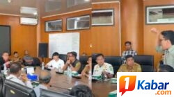 Mahasiswa Protes Keras, RDP Pabrik PT. Kilang Kecap Angsa Ricuh Setelah Hasil Rapat Tak Dibacakan Ketua Komisi IV DPRD Kota Medan Terkait Dugaan Pencemaran Lingkungan di Jalan Bono Medan Timur
