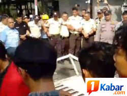 Pagar Kantor PLN Wilayah Jebol, Ratusan Massa Geruduk Kantor PLN : “Kami Butuh Kompensasi, Bukan Sekadar Permintaan Maaf”