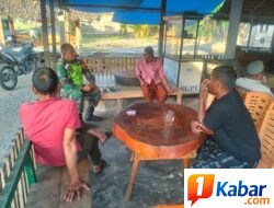 Babinsa Koramil 11/Bandar Baru Komsos di Blang Sukon, Perkuat Keharmonisan dengan Warga