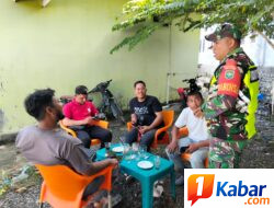 Babinsa Koramil 11/Bandar Baru Komsos Bahas Keamanan Lingkungan di Blang Glong
