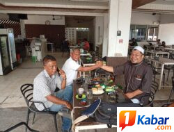 Basri, SH., MH Calon Geuchik Tualang Teungoh Menyapa Warga di Warung Posko Kupi