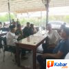 Babinsa Koramil 11/Bandar Baru Jalin Silaturahmi dan Pantau Kondisi Wilayah Lewat Komsos di Desa Tutong