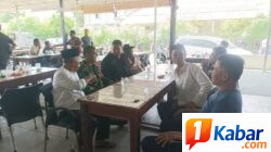 Babinsa Koramil 11/Bandar Baru Jalin Silaturahmi dan Pantau Kondisi Wilayah Lewat Komsos di Desa Tutong