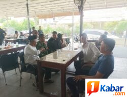 Babinsa Koramil 11/Bandar Baru Jalin Silaturahmi dan Pantau Kondisi Wilayah Lewat Komsos di Desa Tutong
