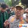 Demonstrasi Aliansi Mahasiswa di Depan Gedung DPRD Provinsi Sumut Memanas, Kapolrestabes Medan Turun Tangan Redam Massa : “Saya Berdiri di Sini untuk Kalian”