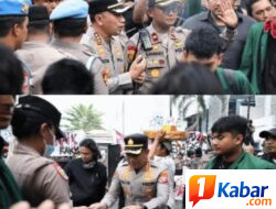 Usai Aksi Demonstrasi di Depan Kantor DPRD Provinsi Sumut, Kapolrestabes Medan Pimpin Aksi Bersih-Bersih bersama Mahasiswa