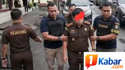Kapuspenkum : Tim Intelijen Kejagung Jemput Kajari Serdang Bedagai, Jalani Pemeriksaan Internal