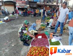 Babinsa Koramil 11/Bandar Baru Cek Harga Sembako di Keude Lueng Putu