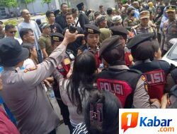 Didemo! Bupati Deli Serdang Dievakuasi Mobil Polisi, Warga Desa Perguroan : Padahal Kami Pendukung Mu di Pilkada