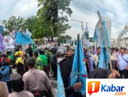 Ratusan Massa Ojol Demo di Depan Kantor Gubernur Sumut, Dorong Realisasi Potongan Aplikator 8%