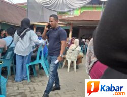 Calon Geuchik Nomor Urut 2 Tualang Teungoh Turun Langsung ke Kantor Pos, Dampingi Warga Cairkan Bantuan Pemerintah