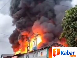 Kobaran Api Hanguskan Gudang Pabrik Sepatu Yumeida di Desa Purwodadi -Deli Serdang, Ratusan Warga Padati Lokasi