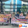 Massa GEMPA SUMUT Unjuk Rasa di Depan Kantor Kejati Sumut, Desak Kejati Sumut untuk Segera Usut Tuntas Sampai ke Akar Terkait Dugaan Pejabat Tinggi di Pemkab Langkat Berinisial “OD” Kuasai Pekerjaan/Proyek