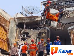 Tim Gabungan Berhasil Evakuasi Tiga Korban Meninggal Dunia Tertimbun Puing-Puing Bangunan Akibat Ledakan di Kompleks Grand Polonia Medan
