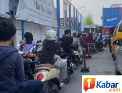 Pertalite Kritis, Warga Kota Medan Rela Terjebak Antrean 1,5 Jam Demi Isi BBM di SPBU Jalan Menteng Raya Kawasan Pasar Merah Medan